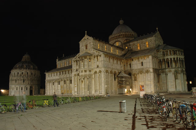 The_duomo_at_night.jpg