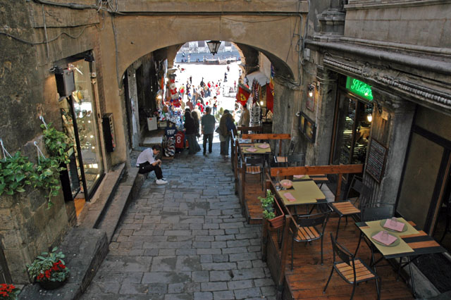 Restaurant_in_an_alleyway.jpg